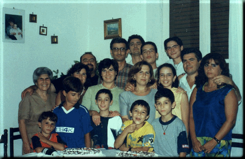 CATANIA - 1998 - compleanno Marina e Nunzia con Rosa, Pina, Paride, Franco, Santo, Antonio, Fausto, Pippo, Elisa, Tania, Salvo, Claudio, Leo, Salvo e Simone
