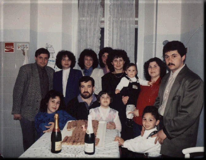 SABAUDIA 1990 - 1 compleanno di Claudio con Pasquale, Maria, Nina, Rosetta, Isabella, Pina, Giuseppe, Antonietta, Pasquale, Valeria e Gianni