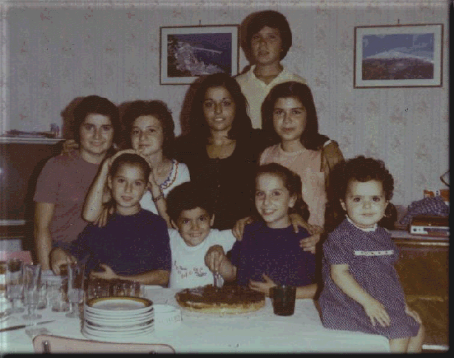 CATANIA 1972 - compleanno gemelle Marina e Nunzia con Marcello, Carmelina, Enza, Tina, Pippo, Pina e Gabriella