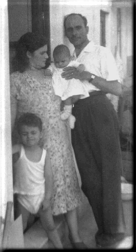  Io a pochi mesi con mamma pap� e mio fratello Dario 