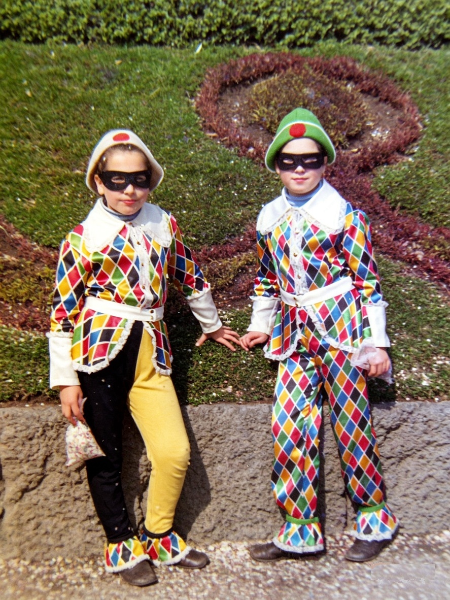 Carnevale 1973 - Catania - Villa Bellini: Orlandini Nunzia e Orlandini Marina. - cosplay "Arlecchine". 