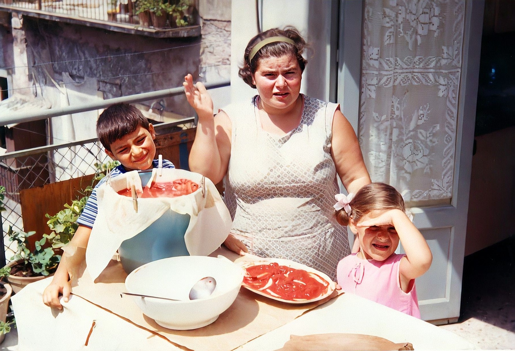Agosto 1965 - Catania - Via Ciraulo,8 : Roggio Paride, Schiavone Elena e Roggio Linda. 