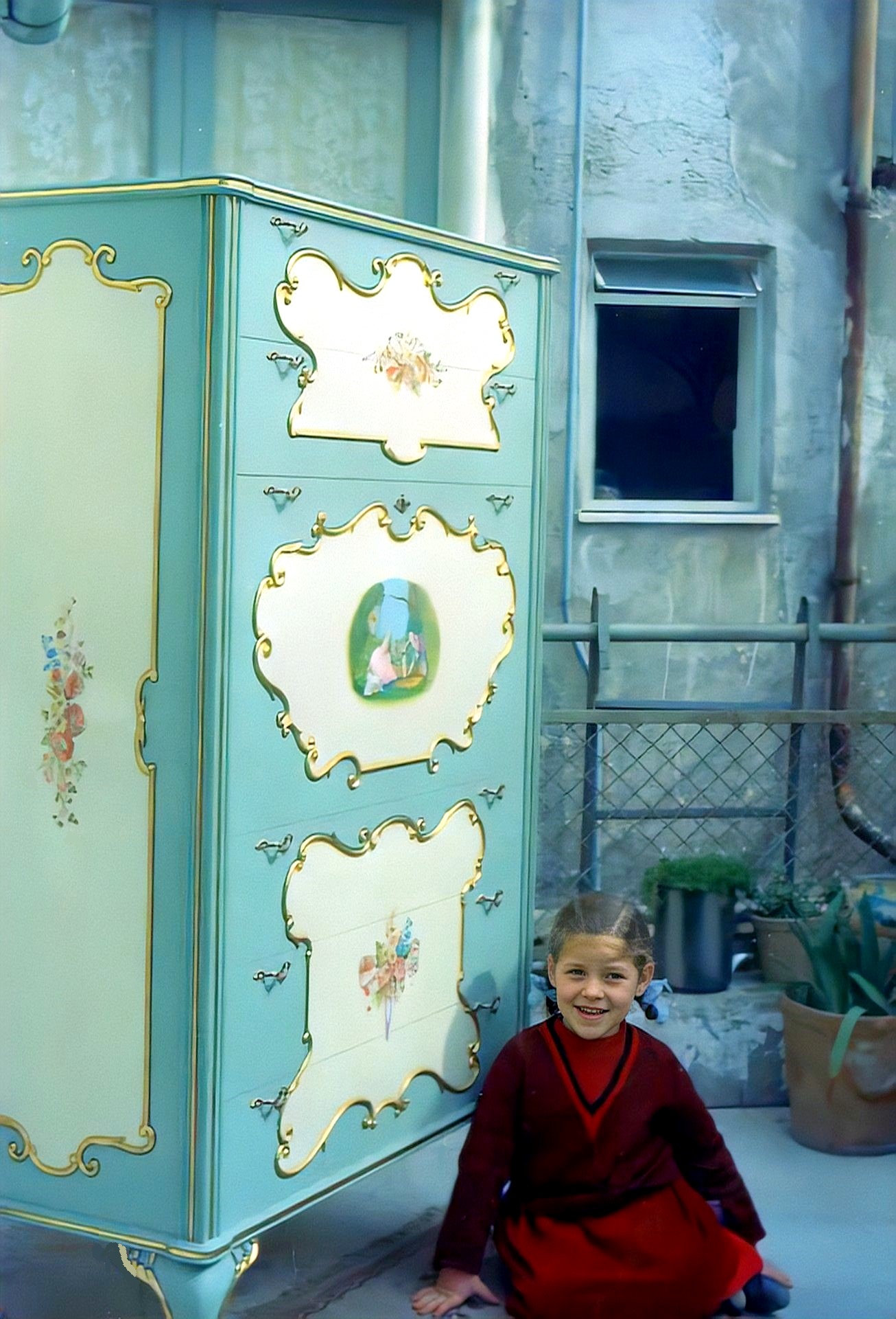1965 - Catania - Via Ciraulo,8: Roggio Linda  ed il suo Mobile/letto realizzato da Roggio Giuseppe. 