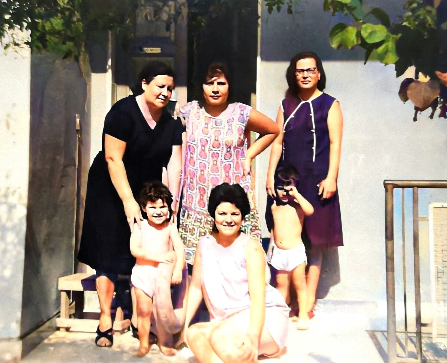 1965 Siracusa: Scavone Lucia, Schiavone Franca, Schiavone Gabriella, Amenta Maria Concetta, Schiavone Annita e Maieli Massimo. 