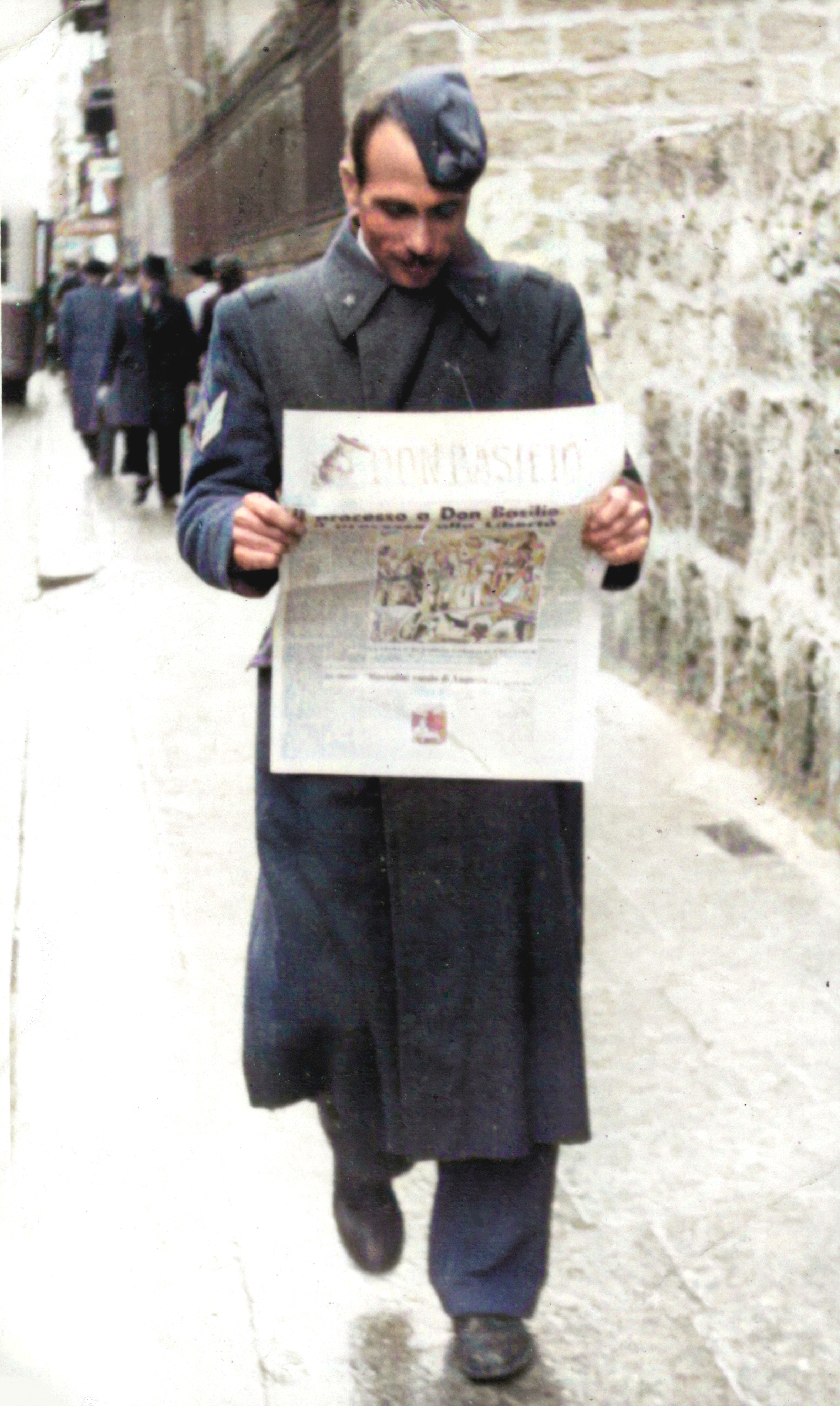 PALERMO 1946 - Giuseppe ROGGIO legge il settimanale satirico Don Basilio 