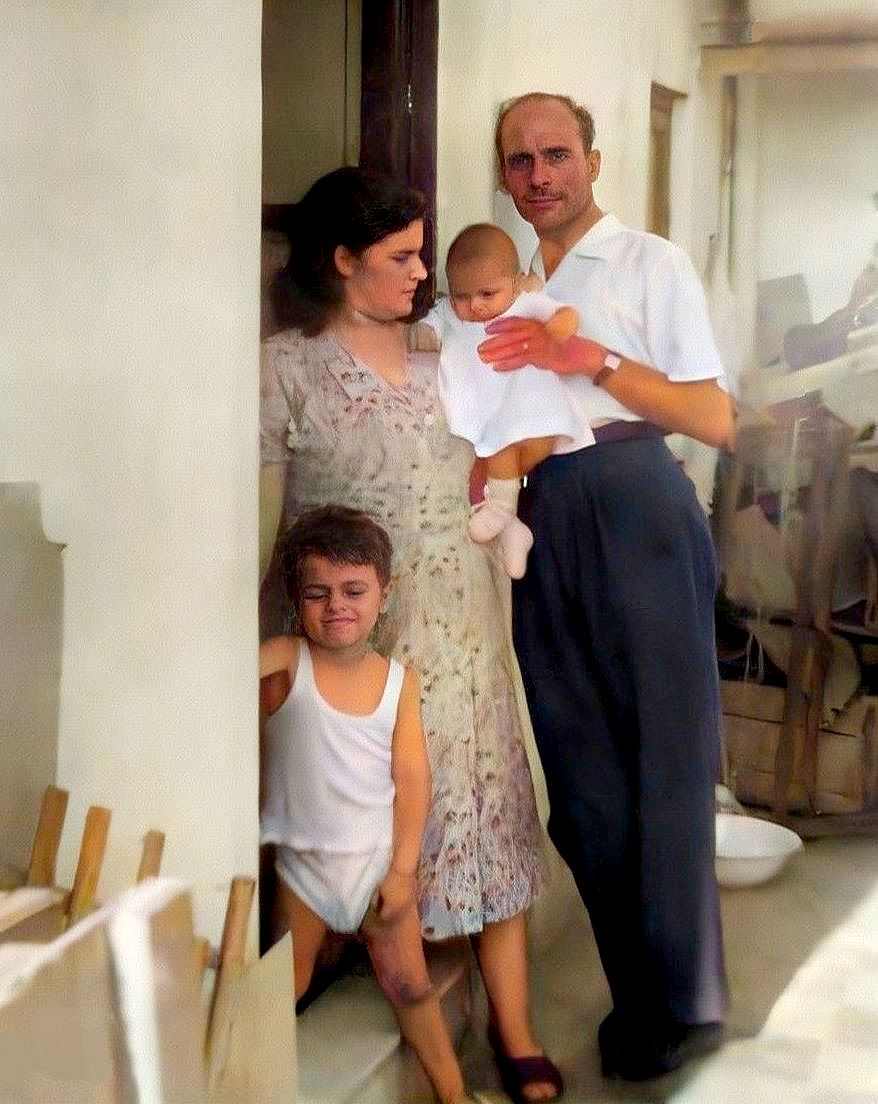 Catania 1956: Io a pochi giorni con mamma pap e mio fratello Dario