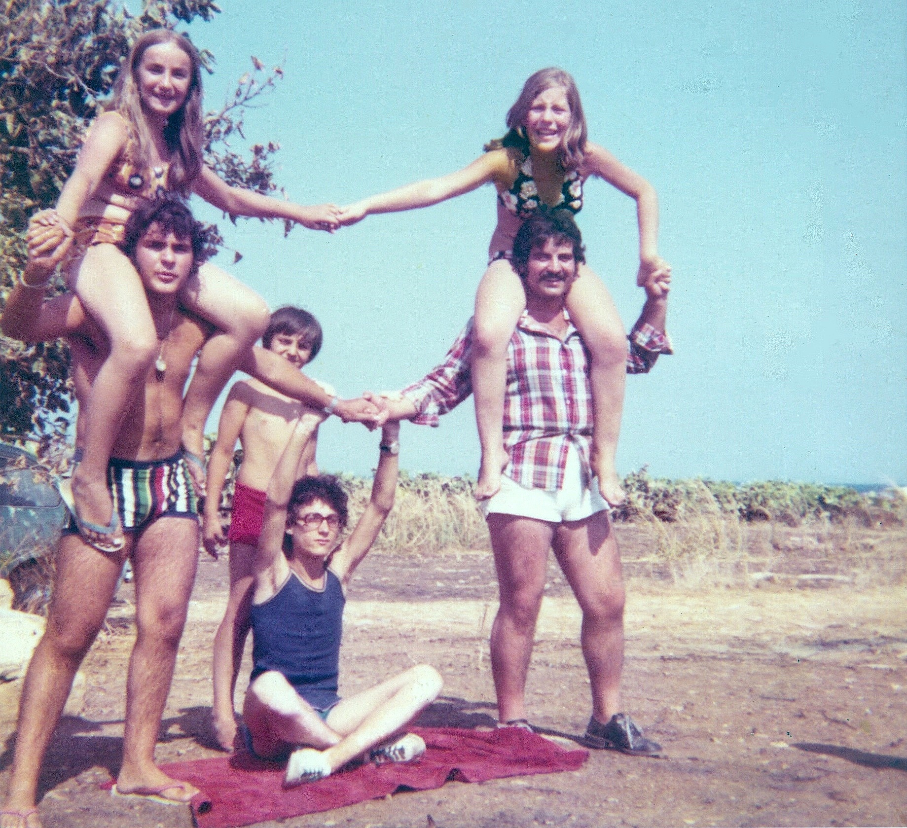 15 Agosto 1972 - Vendicari (SR): Mannino Letizia, Roggio Linda, Roggio Paride, Mannino Salvo, Fazzina Sebastiano eTinnirello Antonio.