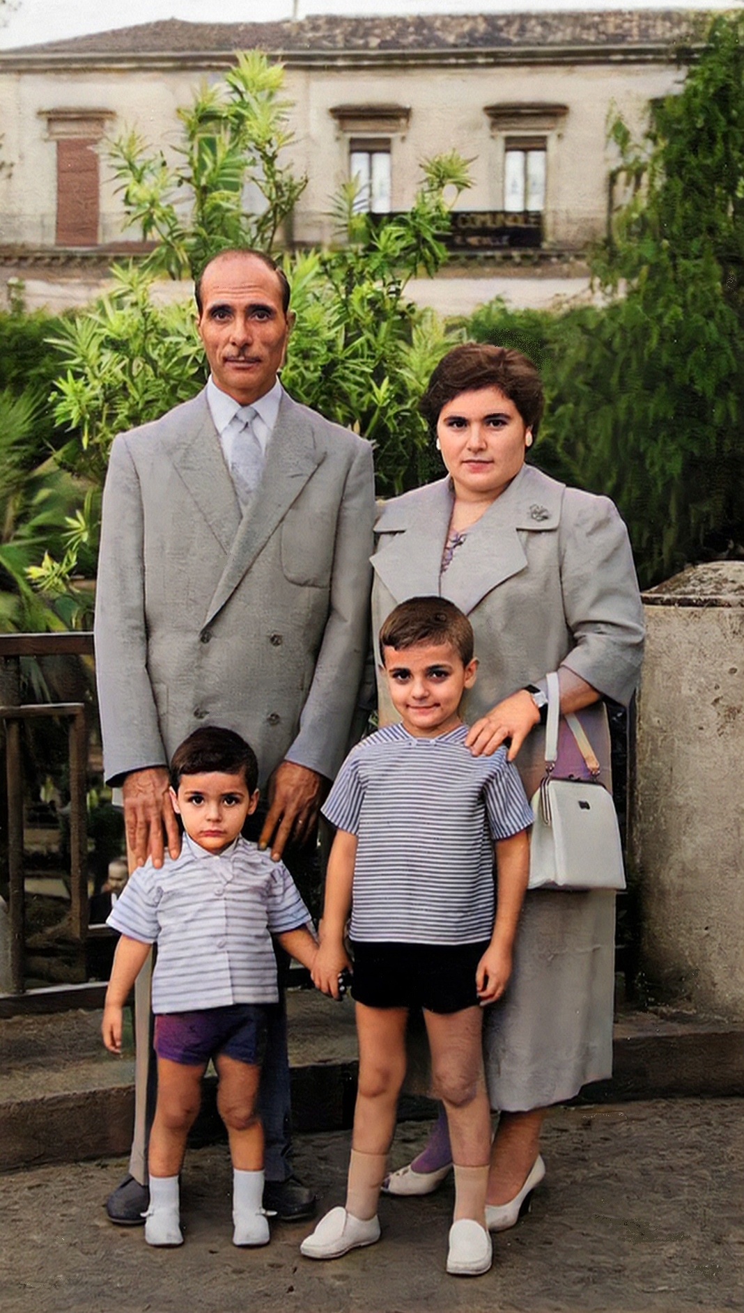 1959 - Catania - Villa Bellini: Roggio Giuseppe, Schiavone Elena, Roggio Paride e Roggio Dario. 