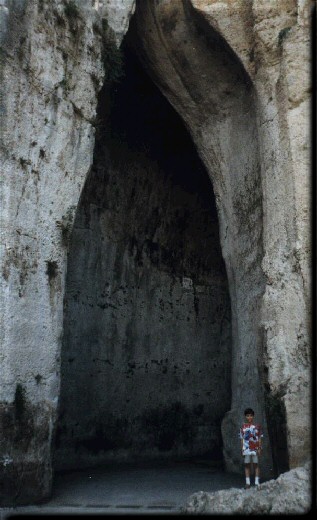  SIRACUSA 2001 - orecchio di Dionisio con Claudio 