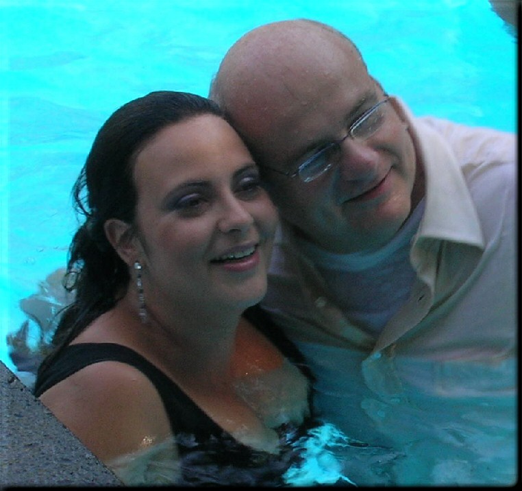   Cinzia e Dario in piscina .. con i vestiti ! 